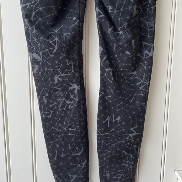 Lululemon Black Mesh Panel Leggings Size 2 - Picture 9 of 10